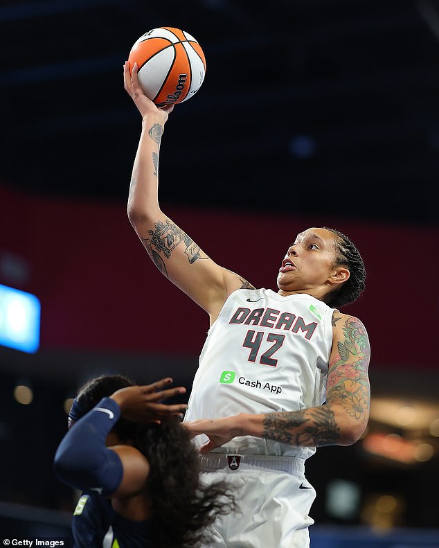 Griner napada koš protiv Arike Ogunbowale #24 iz Dallas Wings