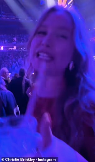 Tijekom koncerta, Brinkley je svoju kćer svudala i plesala s oduševljenjem dok su Joel i njegov bend nastupali na pozornici