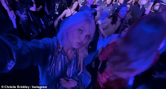 Dodala je: 'Tražila sam slatke fotografije vas i Alexa da te pošaljemo, kad sam naišao na ovaj isječak s nedavnog koncerta'