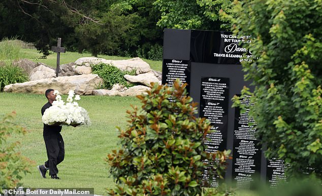 Cvjetni buket stiže na ceremoniju u mirnom području u planinama Appalachian