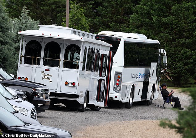 Par autobusa parkiran je ispred ceremonije, šik mjesto u istočnom Tennesseeju