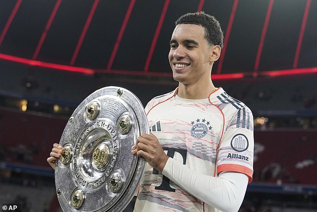 Wirtz je također više puta povezan s preseljenjem u Bayern München, gdje će se pridružiti međunarodnom suigraču Jamal Musiala