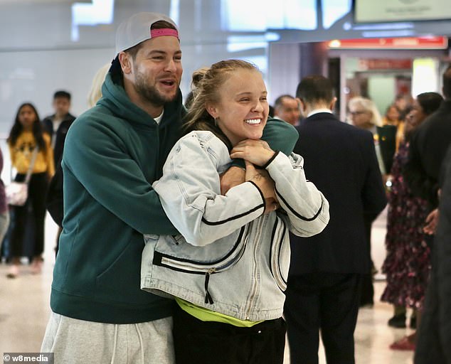 Zagrlili su se u dolasku