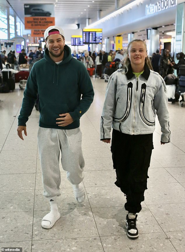 Unatoč dugom letu Jojo je izgledao veliko raspoloženo u Heathrow