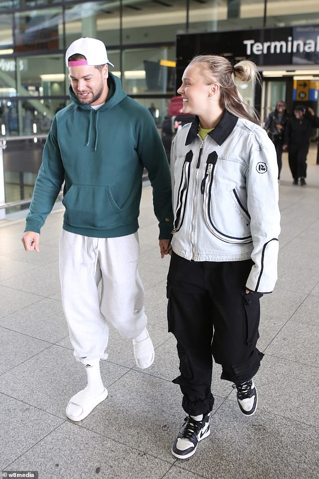 Držali su se za ruke dok su napuštali zgradu terminala