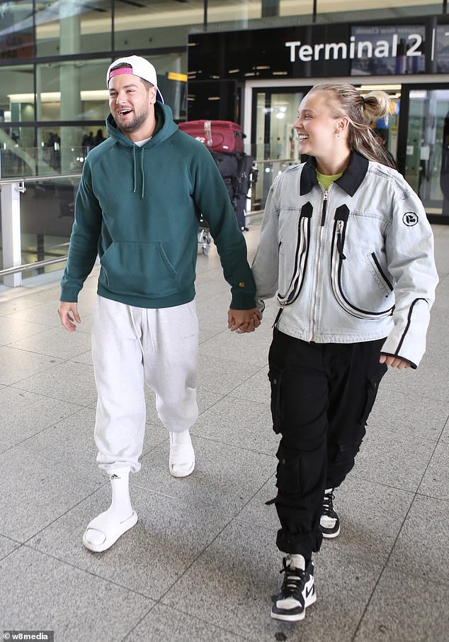 JoJo - koja se ovog tjedna vratila u Veliku Britaniju na niz emisija - izgledala je ležerno nakon leta u sivom stazi, dok je Chris nosila zelenu kapuljaču i bijelu kapu