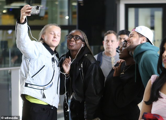 Izvor je dodao: 'Stvari se događaju prokletim tempom prema vanjskom oku, ali njima ide tempom koji se osjeća apsolutno u redu'