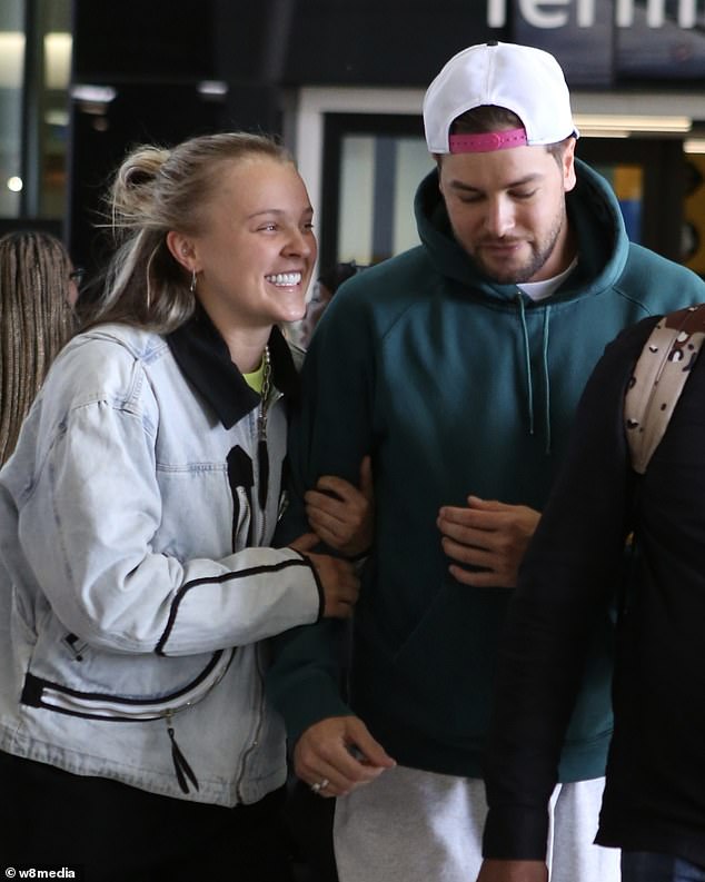 Par, koji je nedavno proveo svoj rođendanski tjedan uživajući u romantičnom mini-razboru u Orlandu, činilo se da je bio u velikoj mjeri dok su se probijali preko zračne luke s prtljagom