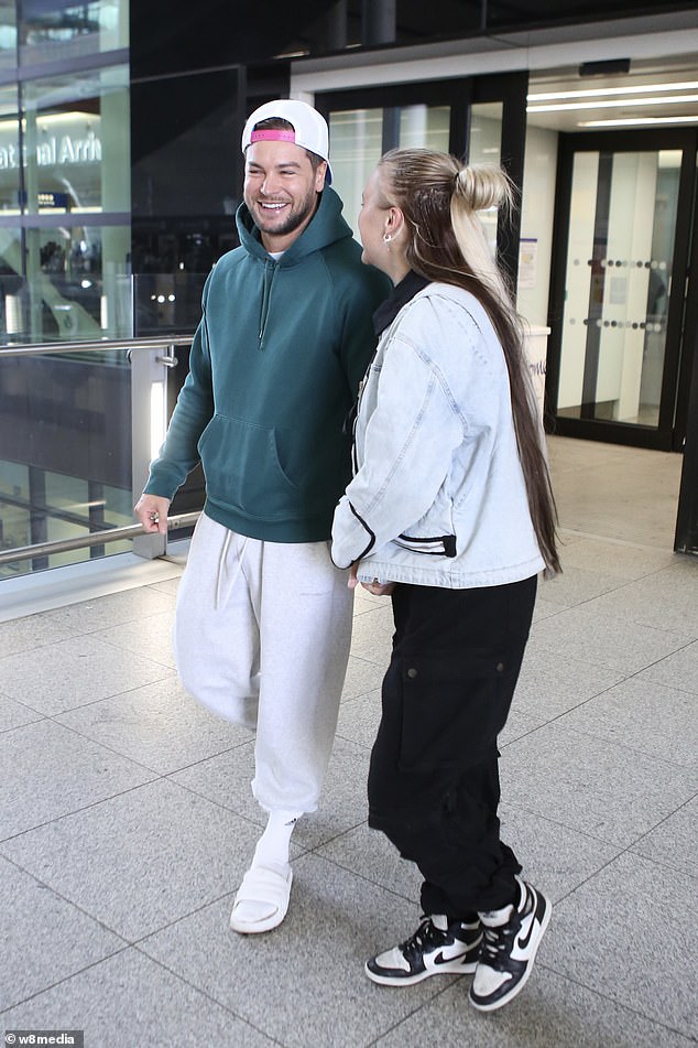 Izvor je isključivo rekao DailyMail.com da Jojo vjeruje da će Chris učiniti 