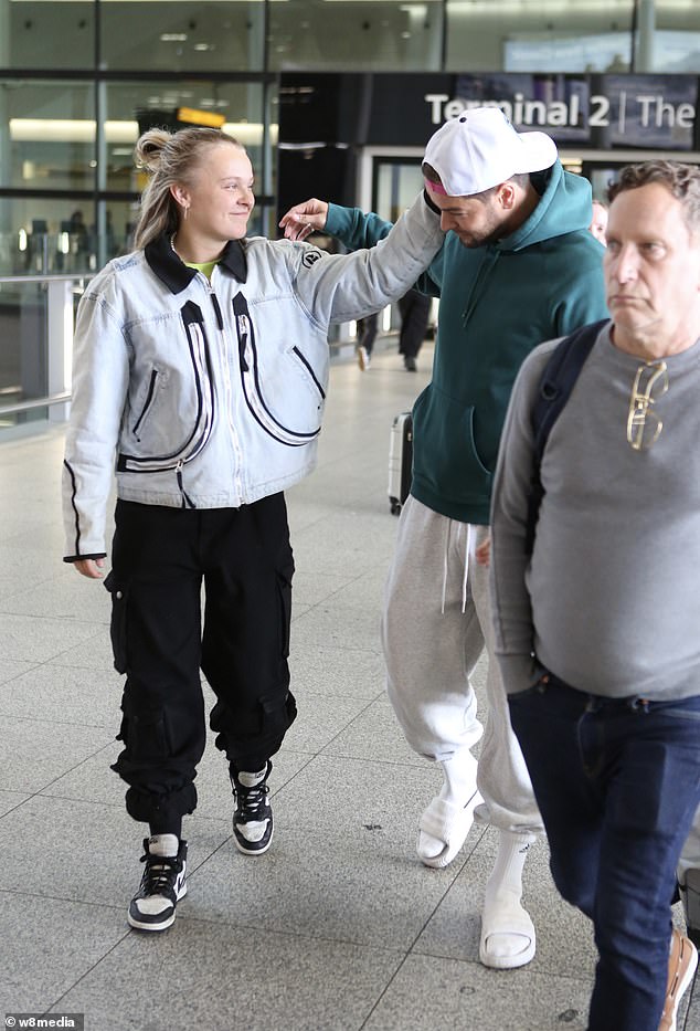 Prije nego što se Jojo morao nakratko vratiti u LA na posao