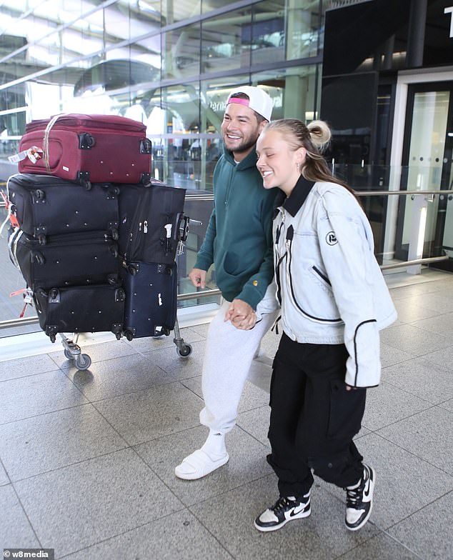 To dolazi nakon što je u subotu JoJov ljubavni život krenuo iznenađujući novi smjer jer navodno vjeruje da je Chris 'onaj' i s njim vidi dugoročnu budućnost