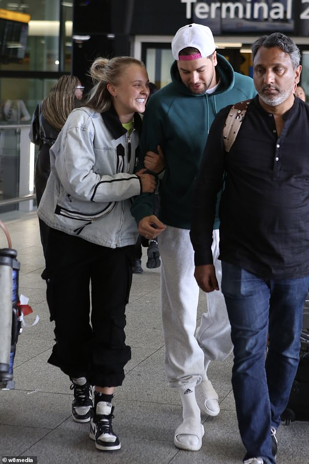 Držala se za njegovu ruku dok su se probijali kroz terminal