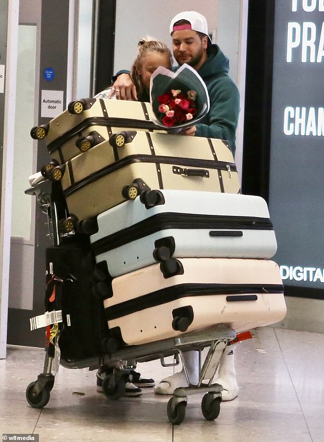 Plesačica, 22 godine, i bivša zvijezda Love Islanda, 32, podigla je obrve s bliskom vezom za vrijeme svog boravka u slavnoj kući velikog brata