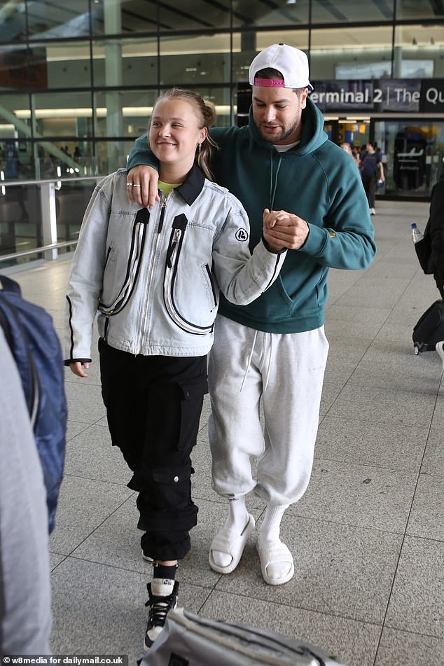 Slatko ju je držao za ruku i stavio je ruku oko ramena