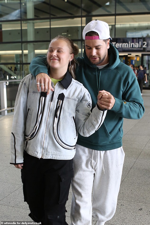 Jojo - koja je nedavno izjavila da se više ne identificira kao lezbijka - 'govori ljudima da je Chris taj u dramatičnom zaokretu u načinu na koji je živjela svoj život u posljednjih nekoliko godina', rekao je insajder