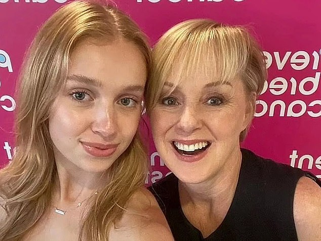 Hattie je viđena u intervjuu za OK! Sjedeći pored svoje majke Sally (na slici zajedno), prije nego što je u travnju 2023.