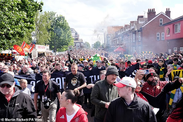 Oko 1.000 navijača marširalo je Dow Sir Matt Busby Way da izaziva obitelj Glazer