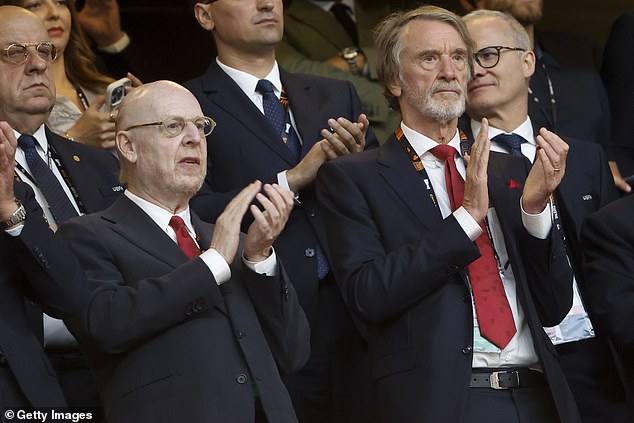 Njihov bijes uglavnom je bio usmjeren na glazere (avram na slici lijevo u finalu Europa lige), dok je sir Jim Ratcliffe ostao daleko