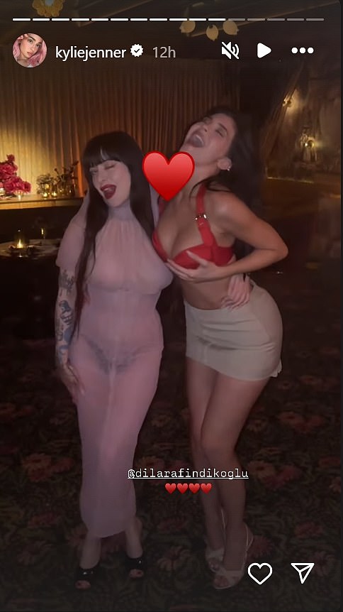 Jenner je kao vrh i bež miniranja ljuljao crveni grudnjak