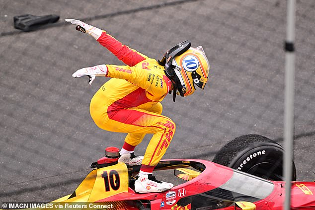Chip Ganassi trkački vozač Alex Palou (10) iz Španjolske slavi pobjedu u 109. trčanju Indianapolisa 500 na Indianapolis Motor Speedway