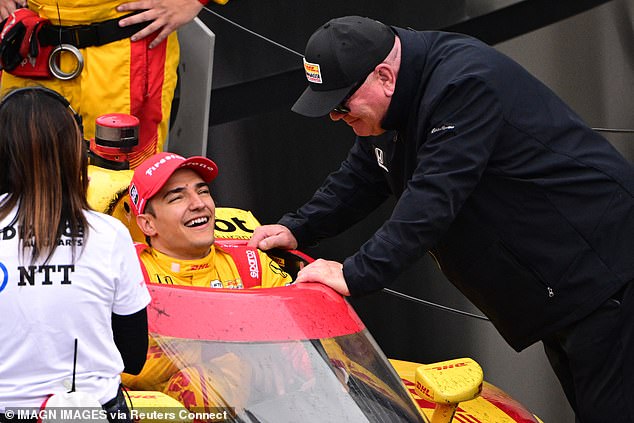 Chip Ganassi trkački vozač Alex Palou (10) iz Španjolske slavi s Chip Ganassijem nakon što je pobijedio u 109. trčanju Indianapolisa 500