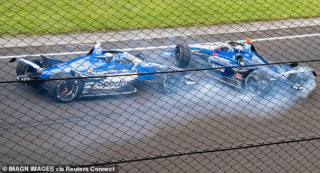 Meyer Shank Racing s CURB-Agajanijskim vozačem Marcusom Armstrongom (66) radi na izbjegavanju sudara s Andrettijem Herom s Marco & Curb-Agajanianian vozačem Marcom Andrettijem (98)