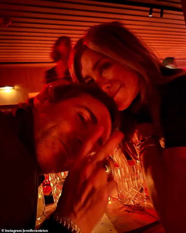 Činilo se da je Aniston i Pal Alessandro Nivola uživali u lijepoj večeri s menadžerom Aleen Keshishian koji je također označen na fotografiji