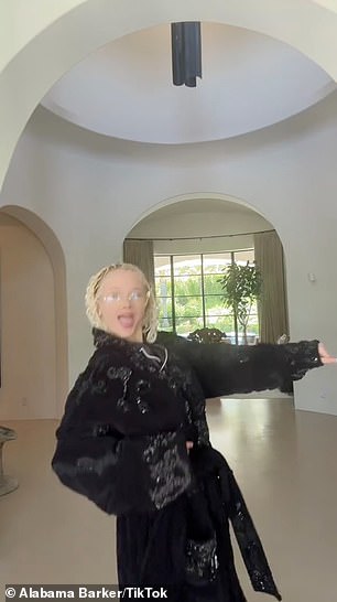 Istog dana Alabama je podijelila tiktok od sebe kako paradira oko ljetnikovca dok je sinkronizirala usne do $ Hyfromdatre-ove pjesme 2022 6000 stupnjeva