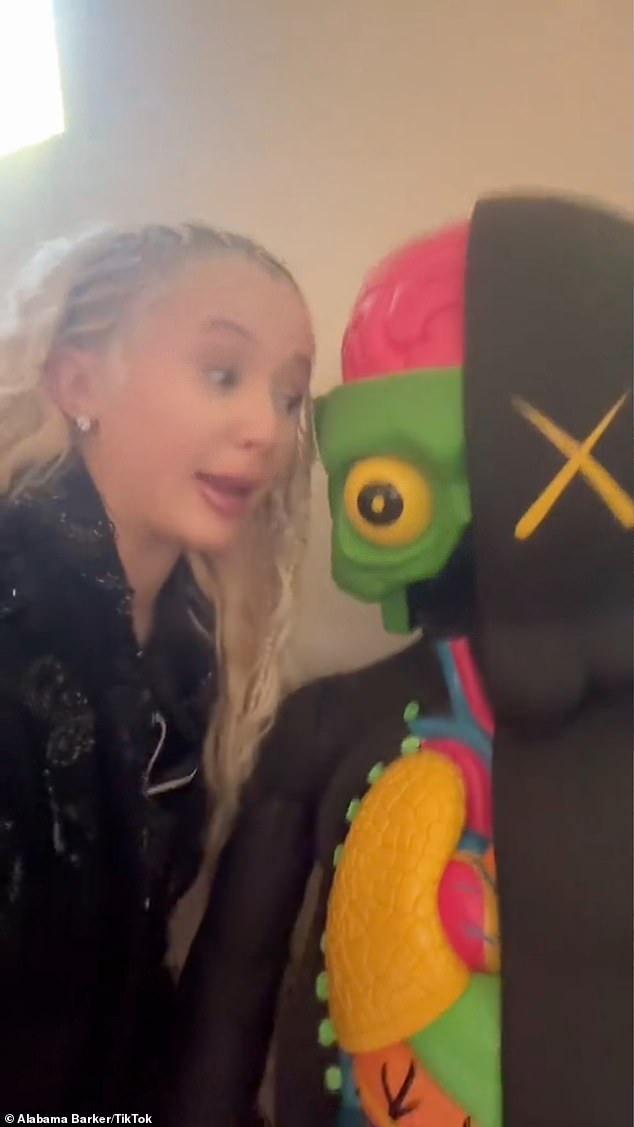 Barker je ustao: 'udaranje b **** s *** s nogama / ne moram čak ni dodirnuti b **** jer je njezin babydaddy tukao na njoj / ne za stvarno je tukao **, a onda je sk *** na nju / s *** i on bi mogao čak i pisati na nju'