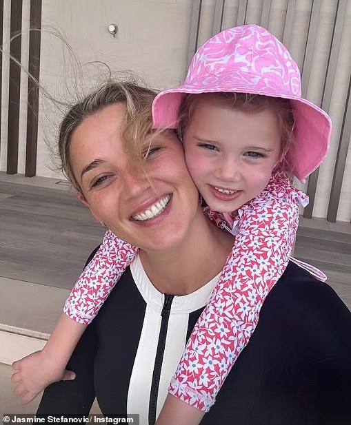 Karlu se pridružuju njegova supruga Jasmine i njihova petogodišnja kći Harper koji su uživali u odmoru