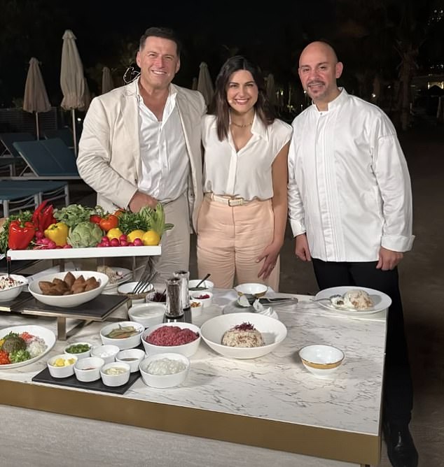 Međutim, mnogi su kritizirali devet zbog donošenja odluke o emitiranju emisije u luksuznom gradu, dok smrtonosne poplave nastavljaju prevrnuti dijelove NSW -a, što je rezultiralo pet smrtnih slučajeva i šteti do 10 000 nekretnina. Na slici, Karl, Sarah i kuhar Ali El Bourji