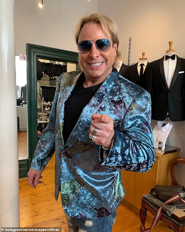 Jednom samouvjereni izvođač, Capper se sada spotakne kroz razgovore i bori se da jasno završi rečenice