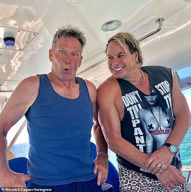 Capper opisuje da su tijekom karijere više puta izbačeni, rekavši da su igračima rečeno da 