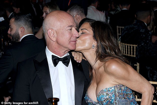 Leo se neobično nagnuo i držao glavu između njihovih, što je uzrokovalo da se Lauren uspravi i da mu je nespretan ključ na obraz, čak i kad je Bezos izgledao iznenađeno kad ga je vidio; Gledano 22. svibnja u Cap d'Antibes