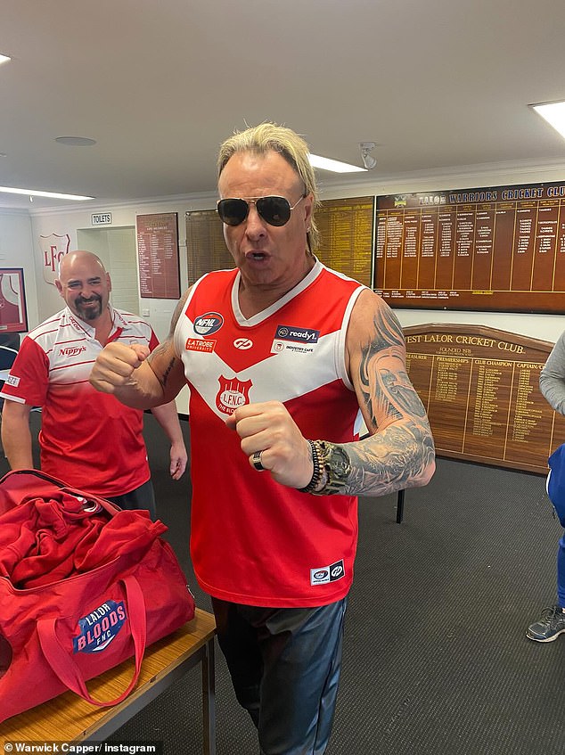 Njegov menadžer kaže da Capperovo trenutno ponašanje pokazuje znakove oštećenja frontalnog režnja povezanih s ponovljenom traumom glave