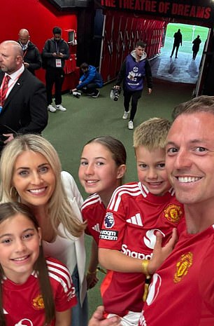 Obitelj je veselo pozirala u tunelu