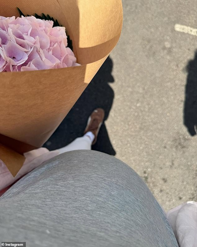 U nedjelju je Lily na Instagram otišla u zajednički post sa svojim novim suprugom kako bi najavila svoju trudnoću slatkim pucanjem svog cvjeta