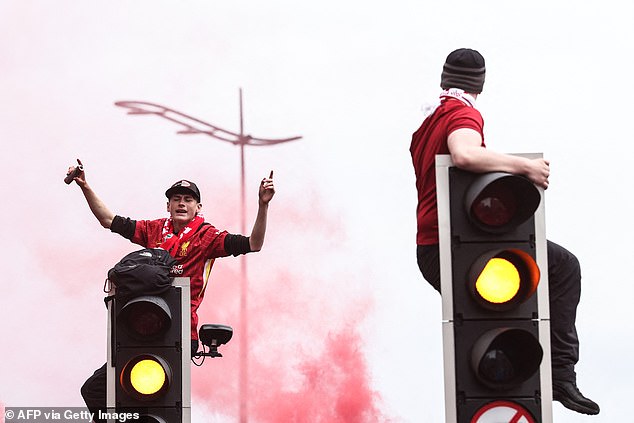 Neki su se pristaše popeli na semafore jer su u ponedjeljak u gradu zatvoreni niz cesta u gradu