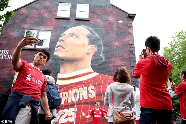 Navijači su se uputili u red da se fotografiraju zajedno s muralom Virgila Van Dijka samo nekoliko sati nakon što je podigao trofej Premier lige