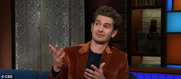 Garfield je prethodno razgovarao o prolasku vlastite majke tijekom emocionalnog intervjua uživo sa Stephenom Colbertom (na slici)