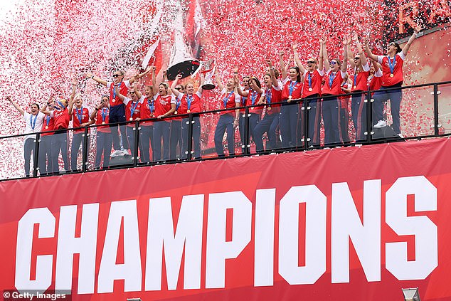 Sjeverni London bio je u ponedjeljak, dok su navijači Arsenala dočekali dom svog pobjedničkog tima