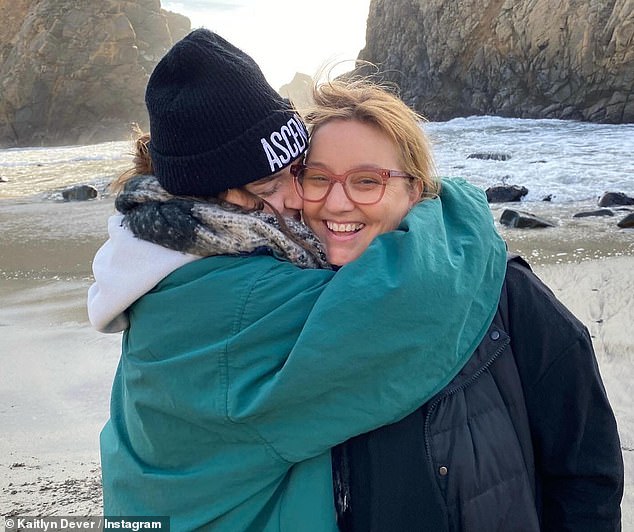 Dever priznaje da je snimila svoje scene otvaranja nakon što je kupila majku iz stvarnog života Kathy (na slici), koja je umrla u dobi od 53 godine nakon 14-godišnje bitke s metastatskim rakom dojke