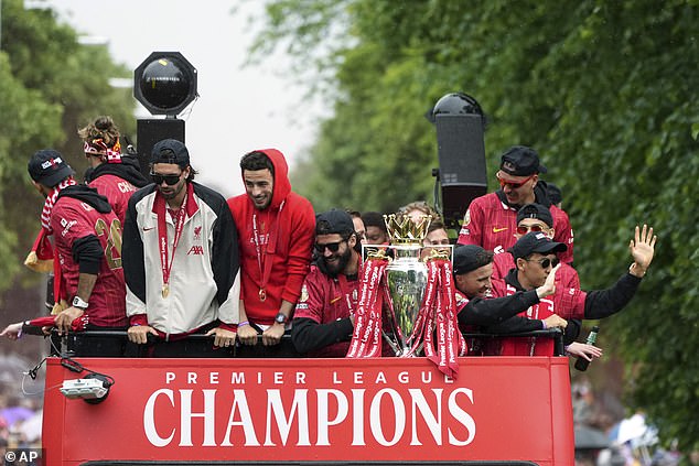 Igrači su mahnuli pristalicama dok je glazba svirala, a navijači su ih razveselili na autobusu