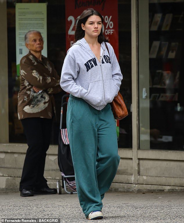 Glumica i plesačica Suri bila je bez šminke s dugom smeđom kosom, dok je imala svijetlosivu njujoršku znojnu jaknu i zelene vrećice znojne hlače. Suri je dodala bijele tenisice i smeđa torbica