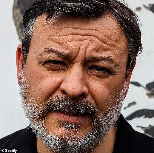 Još u 1990 -ima njegov legendarni bend ispunio je stadione diljem Europe, uživajući u ogromnom kritičkom i komercijalnom uspjehu s nizom hit albuma i singlova