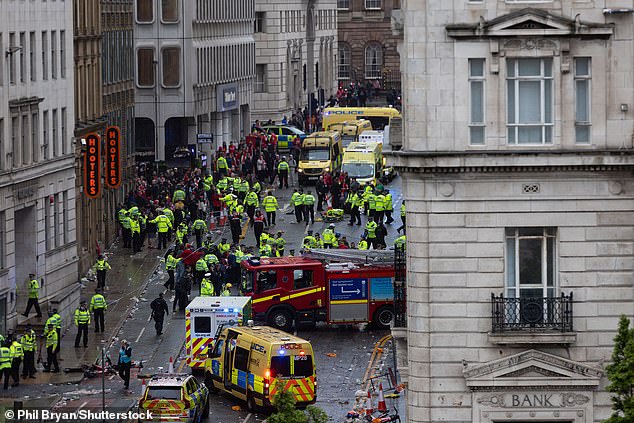 Automobil se sudario s gomilom navijača Liverpoola na njihovoj paradi Premier lige u ponedjeljak