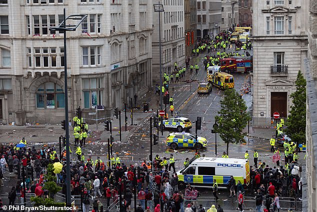 Policija je odmah prešla na prisustvo i kordoniranja s područja u Water Streetu