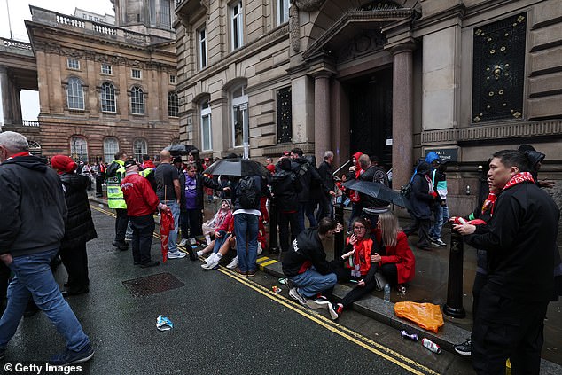 Prisutnost hitne službe prikazana je kao pripadnici javnosti React u Water Streetu