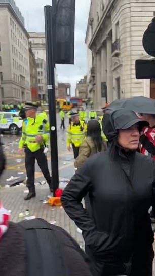 Slike na društvenim medijima pokazale su nevolje obožavatelje i policiju na mjestu događaja u Liverpoolu