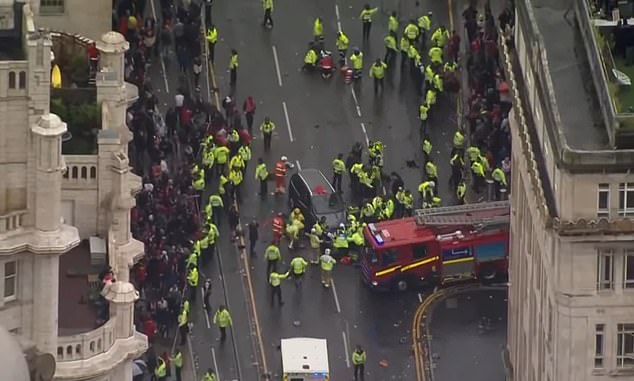 Stotine policajaca pojurilo je na mjesto događaja usred panike i nevolje od pristaša